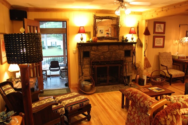 cedarwood-inn-living-room